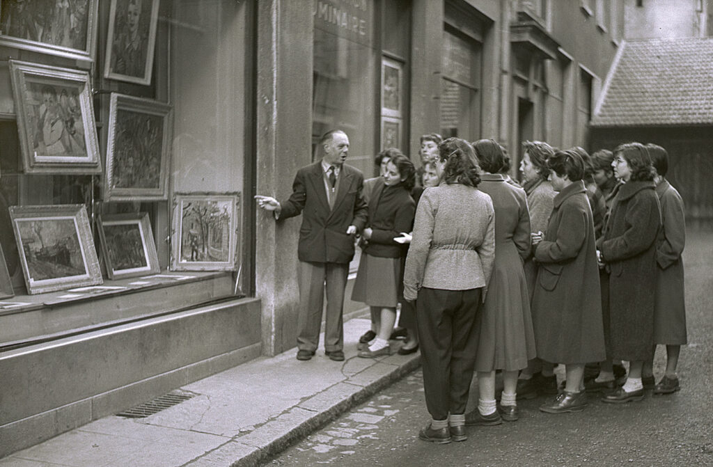 1955 : André GUILLEMIN présentant en vitrine de sa Galerie Claude BERNARD, une exposition Maurice MONTET.